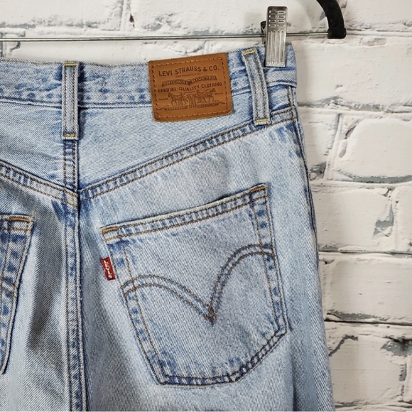 Levi's Ribcage Straight Ankle Jeans in Middle Road - Picture 2 of 3